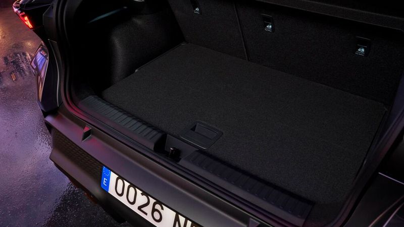 Praktische Qualitäten kommen beim Raval nicht zu kurz: Der Kofferraum fasst 441 Liter Gepäck. (Bild: Cupra)