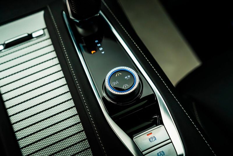 In der Mittelkonsole befindet sich ein Drehschalter, über den sich verschiedene Fahrmodi aktivieren lassen. (Bild: MG Motor)