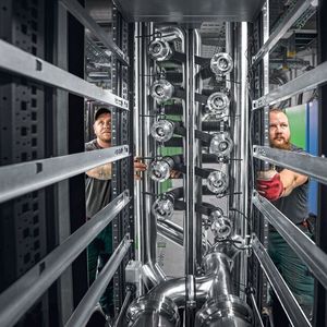 Bild 1:  Direct Liquid Cooling kommt nicht zuletzt durch Millimeterarbeit mit viel Augenmaß und Muskelkraft ins Rechenzentrum.(Bild:  Rittal)