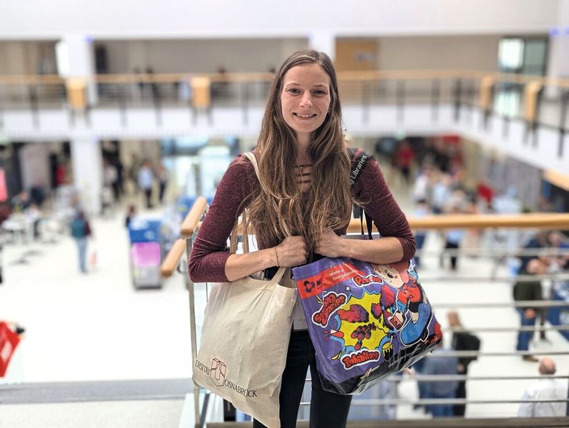 Besucherstimmen der LAB-SUPPLY Münster 2026  Miriam Emrich, Universität Osnabrück:  „Es war jetzt meine erste LAB-SUPPLY und ich bin sehr begeistert. Ich hätte nicht gedacht, dass das so groß, so strukturiert, so schön ist und dass es auch so viele verschiedene Stände gibt. Die Leute hier sind wirklich alle freundlich und offen und nehmen sich die Zeit, einem alles zu zeigen zu erklären. Man kann leicht Kontakte sammeln und pflegen.“    Mehr Infos zu den kommenden LAB-SUPPLY-Messen finden Sie auf www.lab-supply.info (Bild: VCG – Lüttmann)