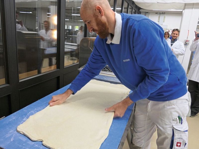 Vorbereitung des Teigs für die Bearbeitung. (Bilder: Lion Communication)