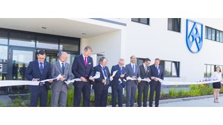 An der Eröffnungsfeier nahm neben der Geschäftsführung von Röchling Automotive auch der Vizepräsident des slowakischen Verbandes der Automobilindustrie teil. (Röchling Automotive)