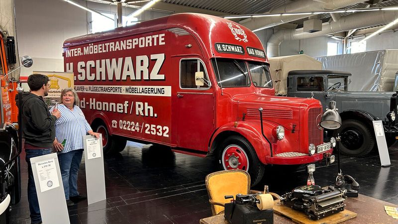 Mercedes-Benz L3500 mit Ackermann-Aufbau aus der Veteranenhalle in Selters, der Nutzfahrzeugsammlung von Timo Pistorius. In seinem ersten Leben fuhr der Lkw Umzüge von Diplomaten durch ganz Europa. (Bild: Diehl – VCG)