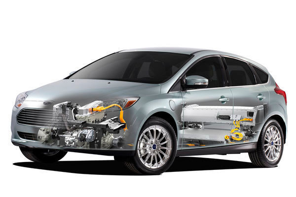 Im Inneren des E-Autos arbeiten zwei Lithium-Ionen-Batterie-Blöcke, die etwa 300 Kilogramm wiegen und über eine Kapazität von 23 Kilowattstunden verfügen. (Foto: Ford)