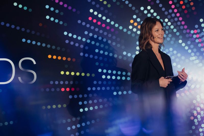 Paula Breukel, Redakteurin bei DataCenter-Insider, gibt die Gewinner der „IT-Awards 2026“ bekannt. (Bild: Manuel Emme Fotografie)
