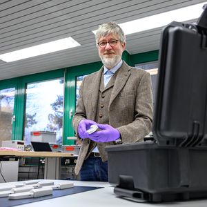 Das Team um Dr. Thomas Berger, Strahlenphysiker und Projektleiter der DLR-Strahlungsexperimente auf Artemis I und II, testete im Januar 2026 am DLR-Institut für Luft- und Raumfahrtmedizin in Köln ein letztes Mal die acht M-42-EXT-Dosimeter durch (vier Flugeinheiten und vier Backup-Geräte). Das Team der NASA befestigte am Kennedy Space Center im US-amerikanischen Florida Klettverschlüsse an den Flugeinheiten zur Montage im Raumschiffsinneren und verstaute sie Anfang Februar an Bord des Orion-Raumschiffs. (Bild:  DLR)