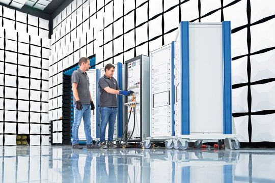 Mitarbeiter der CSA Group bei den Vorbereitungen zu einer Prüfung in einer Absorberhalle.(Bild:  CSA Group)