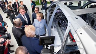 Der Zulieferer Hydro hat seine Aluminiumproduktion erweitert. Dabei waren Bundeskanzlerin Angela Merkel und die norwegische Ministerpräsidentin Erna Solberg. (Hydro/Axel Hartmann Fotografie)
