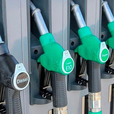 Pünktlich zu den Ferien steigen die ohnehin hohen Kraftstoffpreise noch mal stärker an. Der ZDK fordert eine Entlastung. (Bild: gemeinfrei)