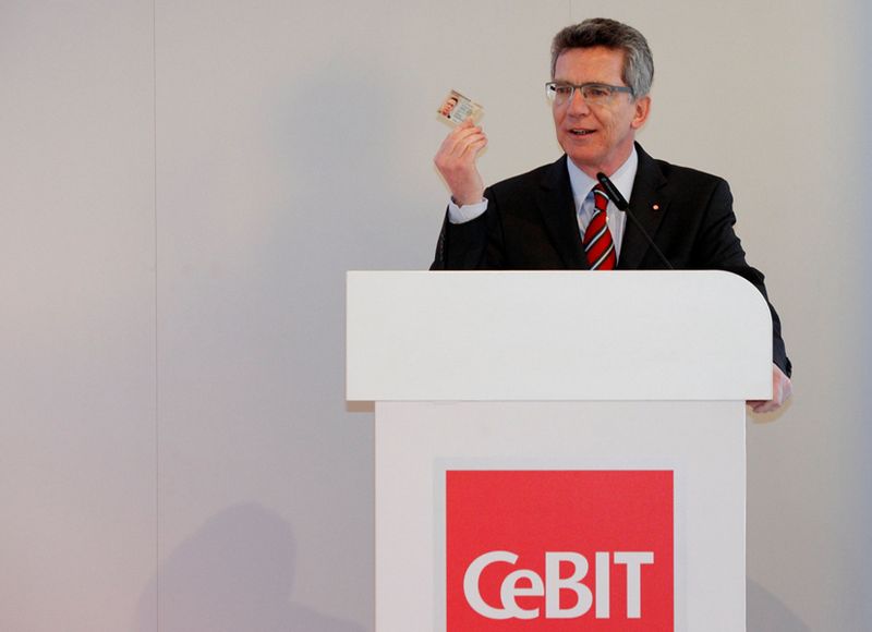 CeBIT 2011: der bisherige Bundesinnenminister und frisch vereidigte Verteidigungsminister Thomas de Maizière lobt den neuen Personalausweis (Quelle: Deutsche Messe Hannover). (Archiv: Vogel Business Media)