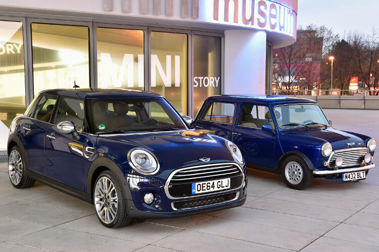 Der Größenvergleich zwischem alten (rechts) und neuem (links) Mini hinkt, immerhin liegen hier rund 60 Jahre Automobilgeschichte dazwischen. (Foto: Mini)