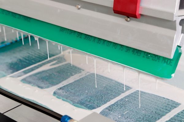 Glaslotpaste: Eine Paste wird zur Herstellung hitzeresistenter Glaslot-Dichtungen aufgetragen. (Forschungszentrum Jülich)