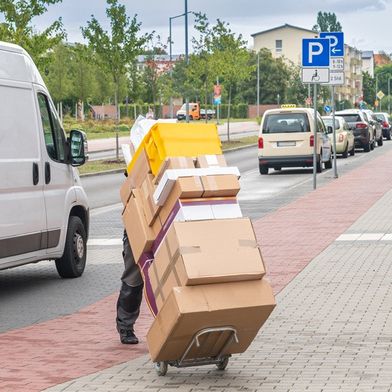 adobestock-284863291-ronald-rampsch-bundesnetzagentur-paketdienst-zustellung-beschwerden-1000x562v1 (Bild: © Ronald Rampsch/stock.adobe.com)