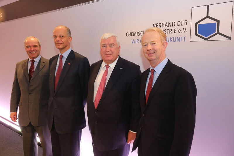 Der alte und neue Vorstand des VCI: (v.l.) Dr. Karl-Ludwig Kley (Merck), Dr. Kurt Bock (BASF), Dr. Klaus Engel (Evonik), Dr. Marijn E. Dekkers (Bayer). (Bild: VCI/Darchinger)