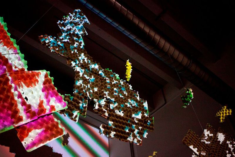 In der Rotationshalle entstanden über das Wochenende einige spannende Projekte: So auch eine Osterhasen-Animation, die wechselnd in verschiedenen Farben erleuchtete. (Bild: Industry of Things/Sebastian Schug)