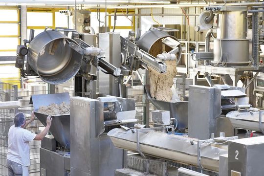 KI ist längst Alltag in der Lebensmittelproduktion.(Bild: ©  industrieblick - stock.adobe.com)