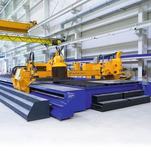 Multifunktionales Schneidzentrum mit zwei Plasma­brennern, Bohr- und 
Fas­aggregat und 21 000-mm-x-3500-mm-Arbeitsbereich.