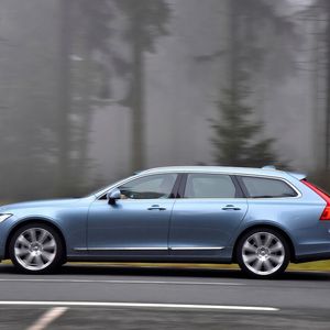 Der Volvo V90 ist fast fünf Meter lang und der Kofferraum hat ein Volumen von bis zu 1.526 Liter.(Bild:  Volvo)