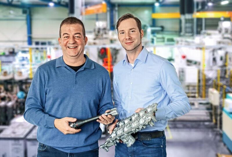 Andreas Wittenauer (l.) und Dirk Steinbach freuen sich sichtlich über die erfolgreiche Werkzeuglösung für die Bearbeitung einer Zylinderkopfhaube. (Mapal)