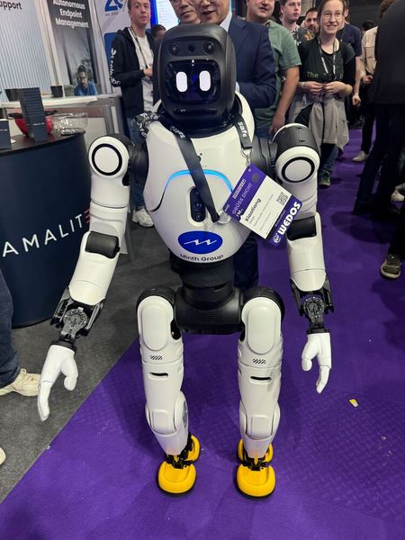 Neue Messebesucher, an die wir uns immer mehr gewöhnen werden. (Bild: Vogel IT-Medien GmbH)