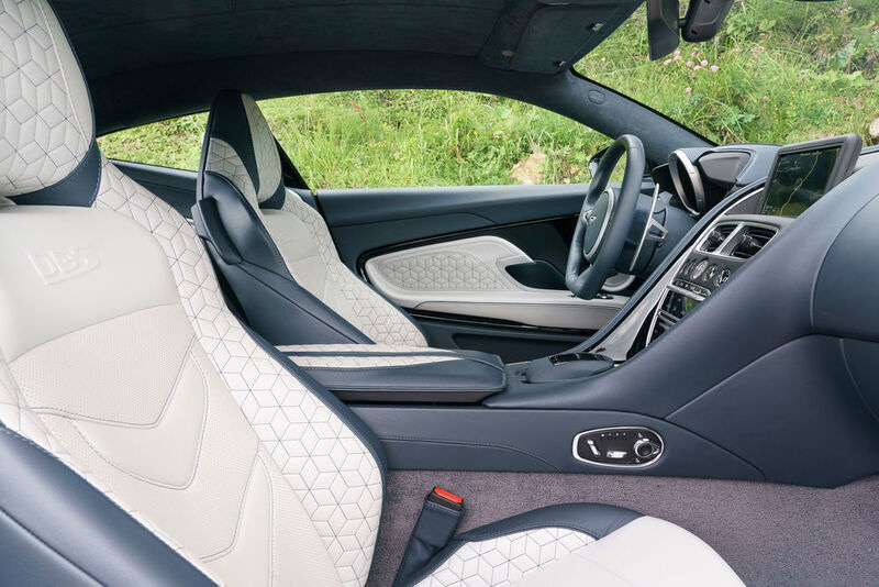 Die Sitze selbst sind bequem, straff gepolstert und bieten guten Seitenhalt, optional gibt es eine Sitzbelüftung. (Aston Martin)
