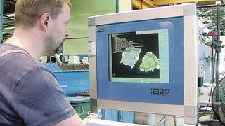 Der Maschinenbediener Edwin Andres betrachtet Werkstück und Fräswege auf dem Bildschirm des Tebis-Arbeitsplatzes. (Archiv: Vogel Business Media)