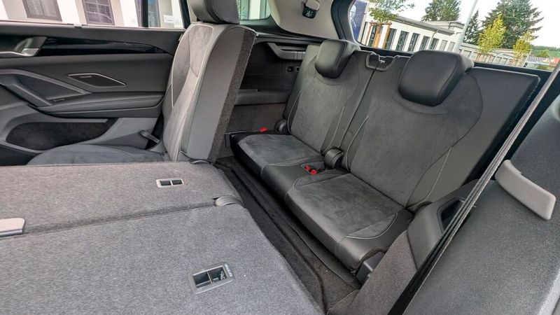 9. Die dritte Sitzreihe: Als Erwachsener hat man nicht wirklich Lust, mühsam über die zweite Sitzreihe auf die hintersten beiden schmalen Sitze zu klettern. Der Komfort lässt sehr zu Wünschen übrig, geeignet ist die dritte Sitzreihe für Kinder. (Bild: Mauritz – VCG)