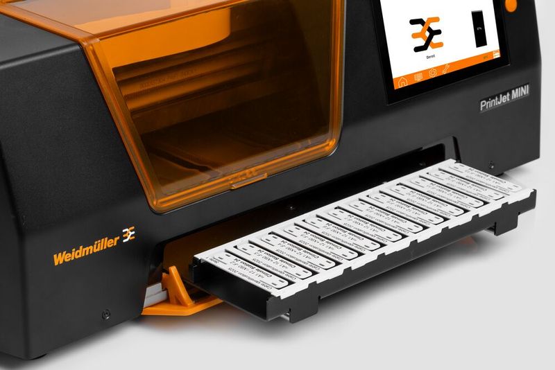 Der kompakte Industriedrucker ist für unterschiedliche Anforderungen geeignet und kann verschiedene Materialtypen beschriften, egal ob ganze und halbe MultiCard-Karten, einzelne Segmente oder Markierer. (Bild: Weidmüller)
