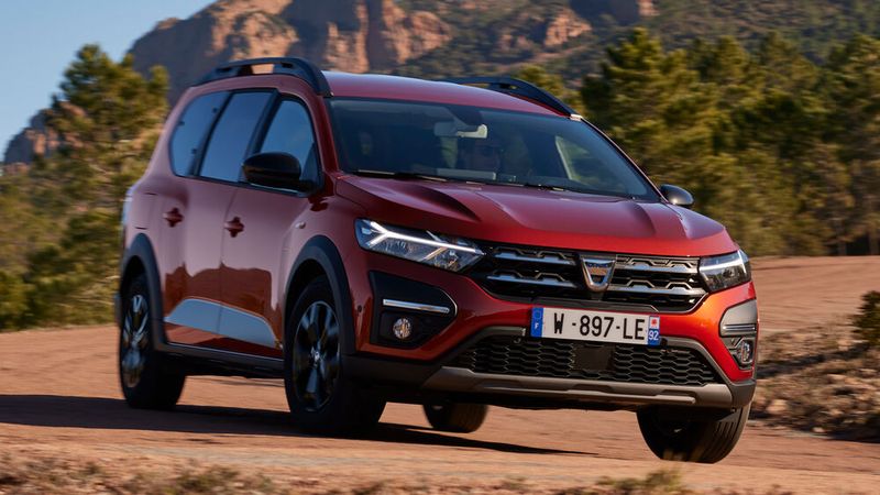 Unter der Haube steckt ein kleiner und neu konstruierter Einliter-Dreizylinder-Turbobenziner. (Bild: Dacia)