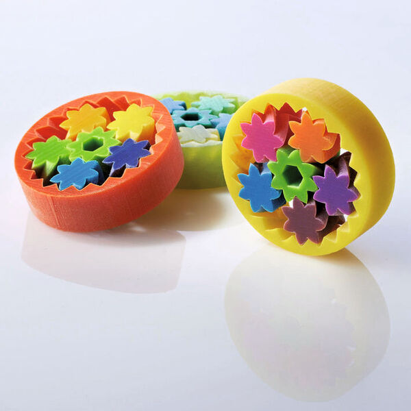 Planetengetriebe in 7 Farben: Jeder Satz der farbigen, sich präzise bewegenden Zahnräder wurde in einem Stück gebaut. (Bild: Stratasys)