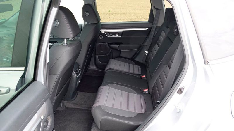 4. Das Platzangebot: Dabei ist der CR-V eigentlich für lange Reisen wie geschaffen. Das Platzangebot ist fürstlich und die Sitze vorn und hinten sehr bequem. Doch wie sich der Antrieb mit einem vollbesetzten und -gepackten CR-V auf einem Alpenpass anstellt, das möchte man lieber nicht wissen.  (Bild: Rosenow/»kfz-betrieb«)