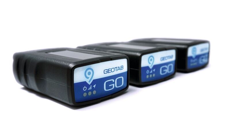 Die innovativen Fahrzeugortungsgeräte Geotab GO erlauben es dem Nutzer dank Satellitensystemen, jederzeit die Position, Geschwindigkeit und Fahrrichtung eines Fahrzeugs zu ermitteln.