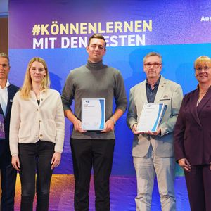 Jakob Däuwel (Mitte) erhielt die IHK-Bestenehrung für seinen Ausbildungsabschluss als Automobilkaufmann mit der Note „sehr gut“. Von links: IHK-Hauptgeschäftsführer Markus Weinbrenner, Johanna Fend (Göbel), Andreas Frosch (Göbel) und IHK-Präsidentin Kirsten Schoder-Steinmüller.(Bild:  Igor Link – Fotografie Link)