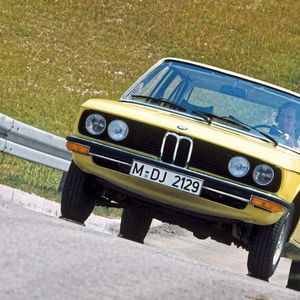 Zum Ende der ersten Ölkrise 1974 ergänzt die Einsteigerversion BMW 518 mit einem 90 PS leistenden 1,8-Liter-Benziner (Typ M10, wie im Vorgänger BMW 1800) das Motoren-Angebot.(Bild:  BMW Group Archiv)