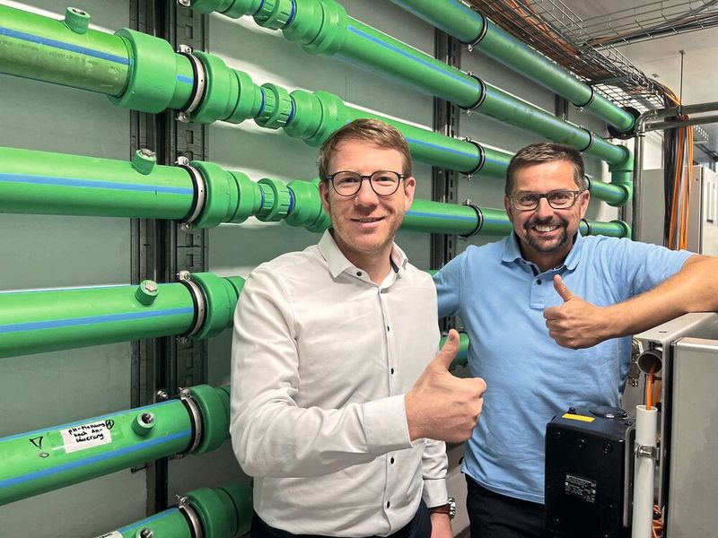 In the SF-Soepenberg plant, various sensors are installed throughout the entire recovery process to ensure additional safety and accuracy. Pictured: Andree Flach (right), project manager at SF-Soepenberg GmbH, and Björn Seling, field sales representative at Jumo. (Image:Jumo)