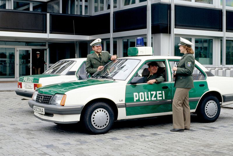 Den ersten Ascona mit serienmäßigem Kat nahm die Polizei in Rheinland-Pfalz als Weihnachtsgeschenk 1984 in Empfang. (Bild: Opel)
