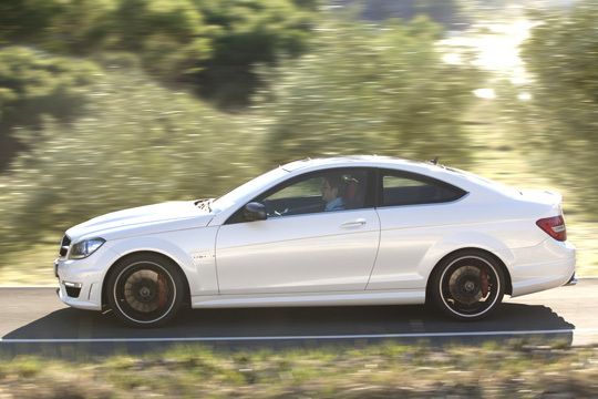 Volle Pulle: Der zweitürige AMG-Sportler sprintet in nur 4,5 Sekunden von 0 auf 100 km/h - bei Tempo 250 wird zwangsweise abgeregelt. (Archiv: Vogel Business Media)