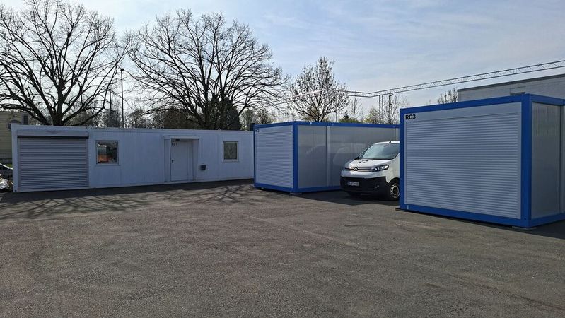 Links im Bild der erste Werkstattcontainer. Er ist etwas größer, da er auch eine kleine mechanische Werkstatt enthält. Rechts die neuen, kompakteren Varianten.(Bild:  BHFM Technologies)
