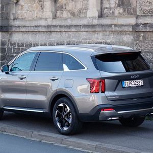 Trotzdem steht er markant und wuchtig da. Die Optik vermittelt Geländewagencharakter, aber eigentlich ist der Sorento ein bequemer Reisewagen mit Van-artigem Innenraum.(Bild:  Rosenow – VCG)