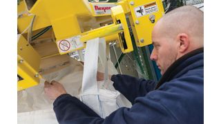 Die Sacköffnung wird auf die aufdehnbare Manschette geschoben und die Sackriemen an einziehbaren Haken befestigt, die den Sack während des Füllvorgangs tragen. (Bild: Flexicon)