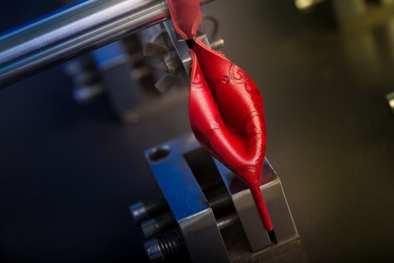 Test de pliure sur les cuirs avec un vernis UV. (Image: Horlovia Chemicals)