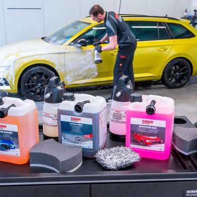 Die Produkte aus dem neuen „ANS“-Reinigungssystem sind ab sofort in Fünf-Liter-Kanistern mit Ausgießhilfen verfügbar. (Bild: Sonax)