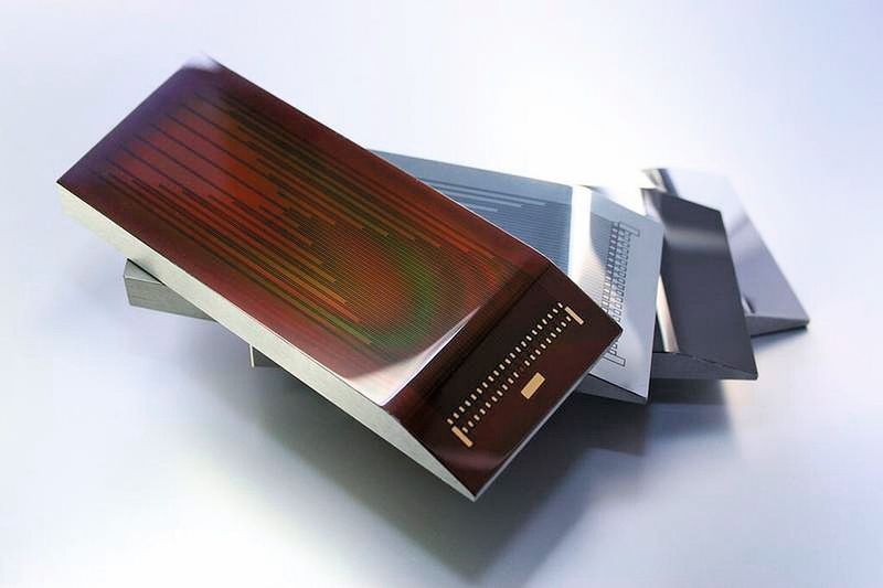 Bild 1: Schicht um Schicht: die Fertigungsschritte der Dünnschichtsensorik. Daraus entsteht ein Sensormodul, das in der Umformtechnik eine effiziente Produktion sichert. (Bild: Fraunhofer-IST)