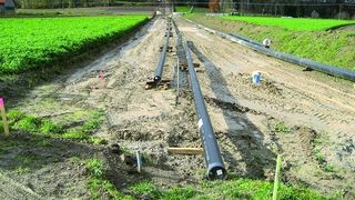 Die ersten Bauabschnitte der Ethylenpipeline Süd liegen in Bayern. Auf einer Strecke von 75 Kilometern wurde bereits der Mutterboden zur Herstellung des Arbeitsstreifens abgetragen. Im Bild Rohrleitungen, die für die Parallelverlegung gemeinsam mit der Pipeline der Bayernoil vorbereitet sind. Im Bild: Markt Pförring, Ortsteil Wackerstein.  (Bild: EPS)