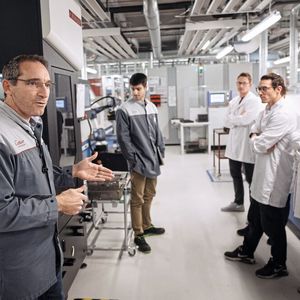 Le site de Glovelier a diversifié ces activités mais l'étampage est son savoir-faire historique. Du dessin technique au traitement thermique, en passant par la fabrication des matrices, tout est fait dans l'atelier.(Source :  Guillaume Perret / Cartier)