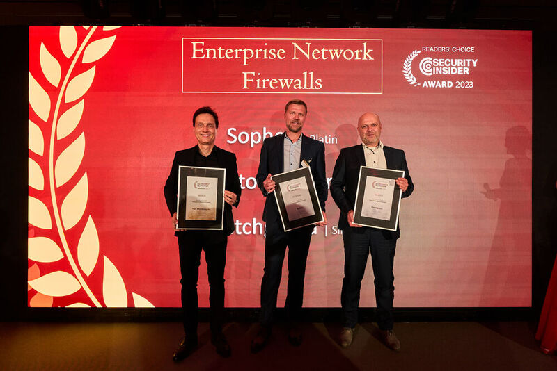 In der Kategorie „Enterprise Network Firewalls“ gab es die begehrten Awards für (von links): Marc Müller (Palo Alto Networks, Gold), Marco Kain (Sophos, Platin) und Paul Moll (Watchguard, Silber). (Bild: krassevideos.de / VIT)
