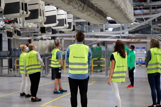 Es dämmert mal wieder ein dritter Donnerstag eines Aprils herauf! An diesem Tag wird die Bundesvereinigung Logistik (BVL) wieder zum europaweiten „Tag der Logistik“ einladen. Das genaue Datum ist der 20. April 2023. Hier schon einige Vorabinformationen. Es dämmert mal wieder ein dritter Donnerstag eines Aprils herauf! An diesem Tag wird die Bundesvereinigung Logistik (BVL) wieder zum europaweiten „Tag der Logistik“ einladen. Das genaue Datum ist der 20. April 2023. Hier schon einige Vorabinformationen.
