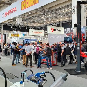 Gleich am ersten Tag war ordentlich Betrieb in den Messehallen.(Bild:  Schreiner – »kfz-betrieb«)