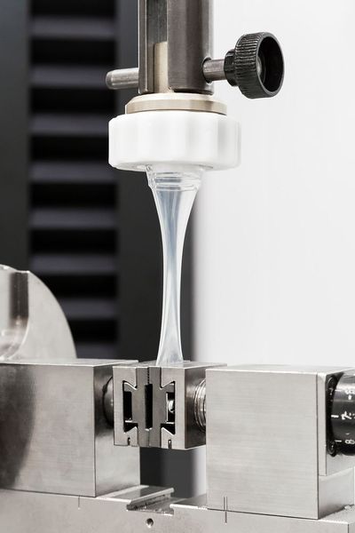 Das Flüssigsilikon ist nach der Vernetzung extrem robust und kann auch ohne thermische Nachbehandlung in sensiblen Bereichen eingesetzt werden. (Achim Zeller / Wacker Chemie AG)