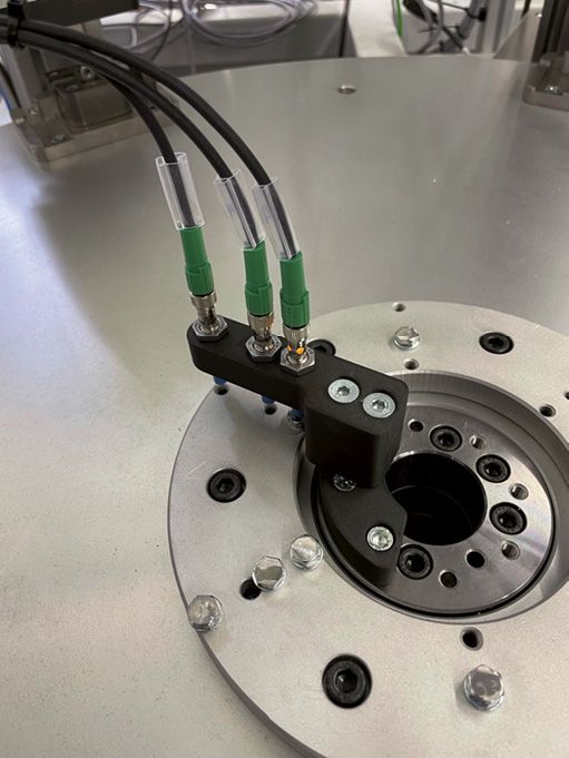 Nicht nur Betriebsmittel, sondern auch Bauteile für Kundenmaschinen ...()